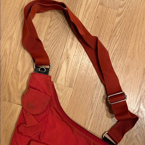 baggallini red crossbody travel purse. - Picture 10 of 13